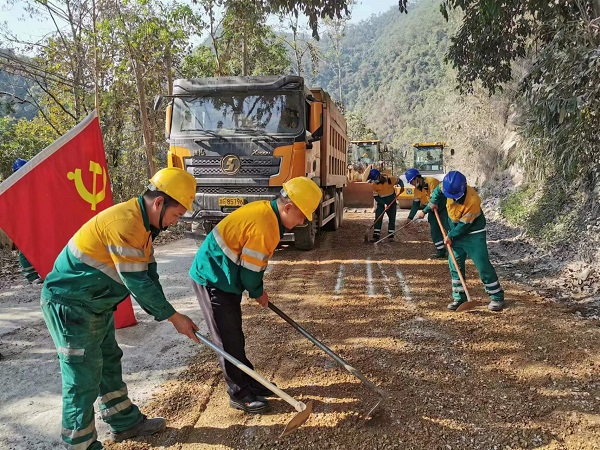 践初心 暖民心——景谷汇赢组织党员义务修路活动